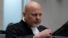 Jaksa Mahkamah Pidana Internasional (ICC) Karim Khan bersiap menghadiri persidangan salah satu kasus di ICC di Den Haag, Belanda, pada 26 September 2022. (Foto: Peter Dejong/Pool via Reuters)