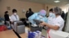 Personal médico trabaja en la vacunación contra el COVID-19 en el Hospital Militar del Ejército en Quito, la capital de Ecuador el 21 de enero de 2021.