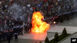 Molotovljev koktel bačen na policiju tokom protesta u Tirani, 11. maja 2019.