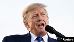 ARCHIVO: El expresidente de EEUU, Donald Trump, habla durante un mitin para impulsar a los candidatos republicanos de Ohio antes de las elecciones primarias del 3 de mayo, en el condado de Delaware, Ohio, EEUU, el 23 de abril de 2022. REUTERS/Gaelen Morse//Foto de archivo