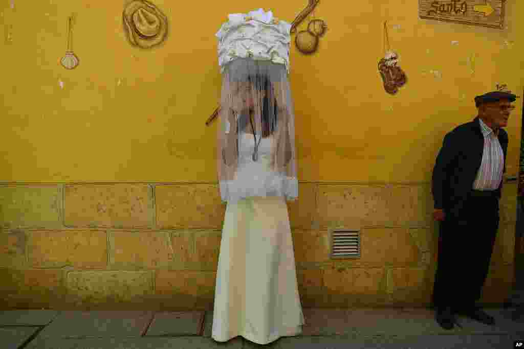 One of the ''Las Doncellas'' (maidens), holds a basket covered with white cloth transporting a loaf of bread on her head, during the ''Bread Procession of the Saint'', the ceremony in honor of Saint Domingo de La Calzada (1019-1109) who helped poor people and pilgrimage, in Santo Domingo de La Calzada, northern Spain.