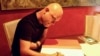 El caricaturista venezolano Fernando Pinilla dibuja una de sus famosas caricaturas. [Foto: Júlia Riera/VOA]