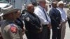 El jefe de la policía escolar de Uvalde, Texas, Pete Arredondo (tercero desde la izquierda), durante una conferencia de prensa afuera de la escuela primaria Robb en Uvalde, el 26 de mayo de 2022. 
