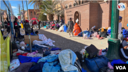 La iglesia del Sagrado Corazón se ha convertido en uno de los últimos refugios para migrantes irregulares tras masivas redadas en días anteriores en El Paso, Texas. Decenas de venezolanos se agrupan en un campamento improvisado alrededor del templo, el 7 de enero de 2023.