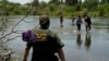 ARCHIVO - El Título 42 permitió la expulsión de migrantes hacia México más de 2,5 millones de veces desde su puesta en vigor en 2020, afirman fuentes oficiales de EEUU. 