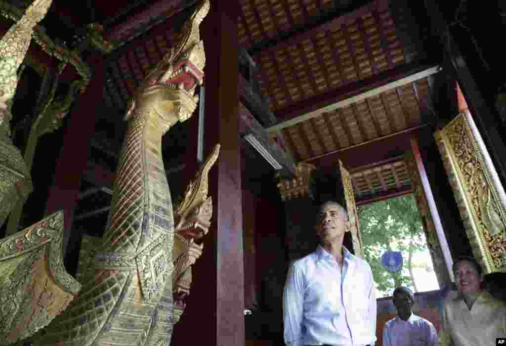 Presiden AS Barack Obama mengunjungi Kuil Wat Xieng Thong Buddhist di Luang Prabang, Laos (7/9). (AP/Carolyn Kaster)