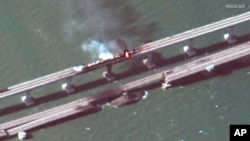Daraja la Kerch linalounganisha Crimea na Russia lililoharibiwa Jumamosi Oct 8 2022