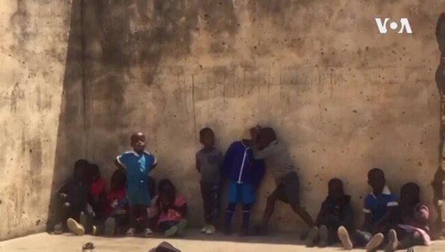 Abantwana beSithakeng, eNhwali, bafundela enxiweni lwesitolo.