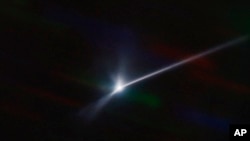 美国航空航天局飞船撞击双卫一小行星所产生的烟云。(2022年9月26日）
