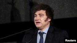 El presidente argentino Javier Milei pronuncia un discurso durante un acto en Uruguay, el 6 de diciembre de 2024.