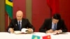 3月26日巴西财政部长曼蒂加，左，和中国财政部长楼继伟在南非德班金砖五国会议上签署备忘录