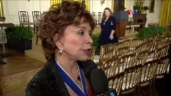 Isabel Allende recibe Medalla Presidencial de la Libertad