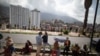 Personas hacen fila junto a una cancha de baloncesto en el barrio 23 de Enero para vacunarse durante una campaña de vacunación COVID-19 en Caracas, el 9 de junio de 2021.