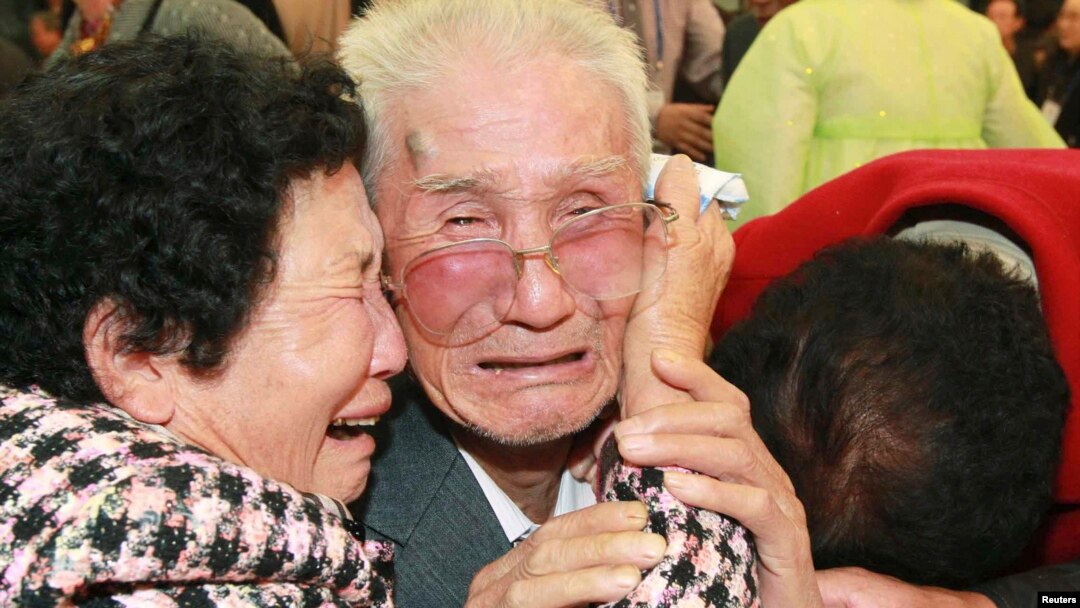 지난 2010년 11월 금강산에서 열린 남북한 이산가족상봉 행사에서 북측 김진원(가운데) 씨가 남측 가족들과의 이별을 앞두고 울음을 터뜨렸다.