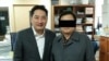 북한 김정은 제1위원장의 이모 고영숙 씨 남편인 리강(오른쪽)씨가 한국 내 탈북자들을 상대로 소송을 제기하기 위해 지난달 30일 강용석 변호사를 찾아왔다고 강용석 변호사 측이 밝혔다. 사진 제공=강용석 변호사.