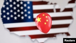 一个中国国旗图样的气球漂浮在美国地图上。