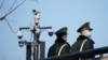 中国武警士兵在上海街头的监控摄像头下执勤。（2022年1月20日）