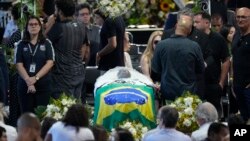 El ataúd con los restos del gran futbolista brasileño Pelé yace en estado durante su velatorio en la cancha del estadio Vila Belmiro en Santos, Brasil, el lunes 2 de enero de 2023. (Foto AP/Andre Penner)