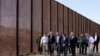 El presidente de EEUU, Joe Biden, habla con la policía de Aduanas y Protección Fronteriza en el cruce fronterizo del Puente de las Américas entre México y Estados Unidos en El Paso, Texas, el 8 de enero de 2023.