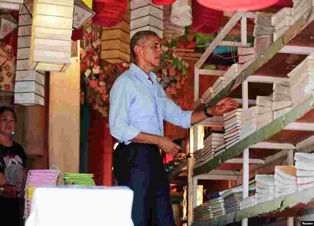 Presiden AS Barack Obama membeli cenderamata di Luang Prabang (7/9). (Reuters/Jonathan Ernst)