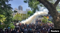 শ্রীলঙ্কার অর্থনৈতিক সংকট চলাকালীন কলম্বোতে শ্রীলঙ্কার প্রধানমন্ত্রী রানিল বিক্রমাসিংহের দফতরের বাইরে জড়ো হন বিক্ষোভকারীরা, ১৩ জুলাই ২০২২। (ফাইল ফটো)