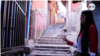 Unas marcas de bala en una reja cuentan la historia de violencia que guarda un barrio enclavado en los cerros de Caracas y que algunos jóvenes tratan de dejar atrás.