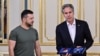 Američki državni sekretar Entoni Blinken prima ukrajinski orden na sastanku sa ukrajinskim predsednikom Volodimirom Zelenskim u Kijevu (Foto: Genya Savilov/Pool via REUTERS)