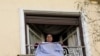 Sandra Delgadillo, trabajadora del hogar de origen boliviano, cuelga su uniforme durante la huelga del Día Internacional de la Mujer.