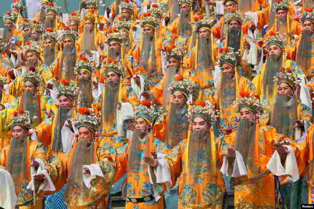Sebanyak 432 orang mengenakan kostum jubah Naga (Dragon) guna memecahkan rekor dunia Guinness dalam jumlah peserta terbanyak yang memerankan Opera "Yu" di Zhengzhou, Henan, China.
