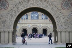 学生走过美国斯坦福大学的校园。（资料照片）