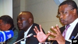 Um dos momentos da conferência de Luanda. Ao centro Elias Isaac director da organização promotora do evento. Mais à direita Abel Chivukuvuku da UNITA.