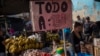 Para comprar alimentos, muchos venezolanos tienen que recurir a la compra y venta de artículos usados.