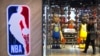 一名男子从北京一家NBA专卖店走出。（2019年10月8日）