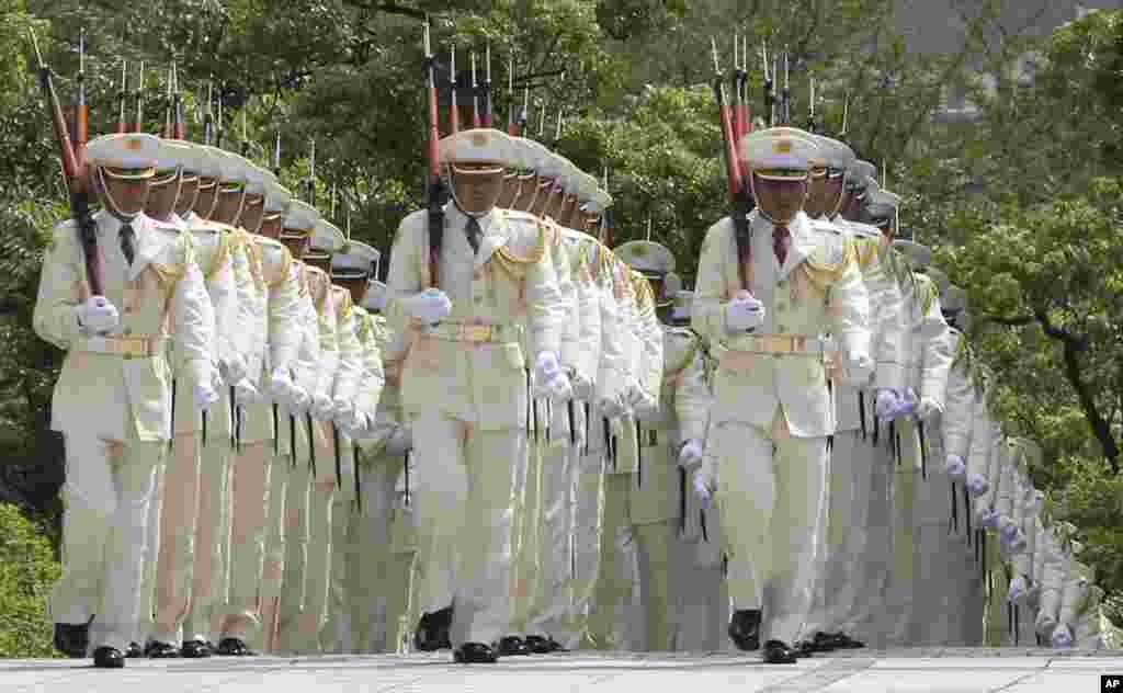 Pasukan kehormatan Jepang berbaris sebelum kedatangan PM Shinzo Abe sebelum pertemuan Abe dengan para pejabat tinggi keamanan Jepang di kantor Kementerian Pertahanan di Tokyo.