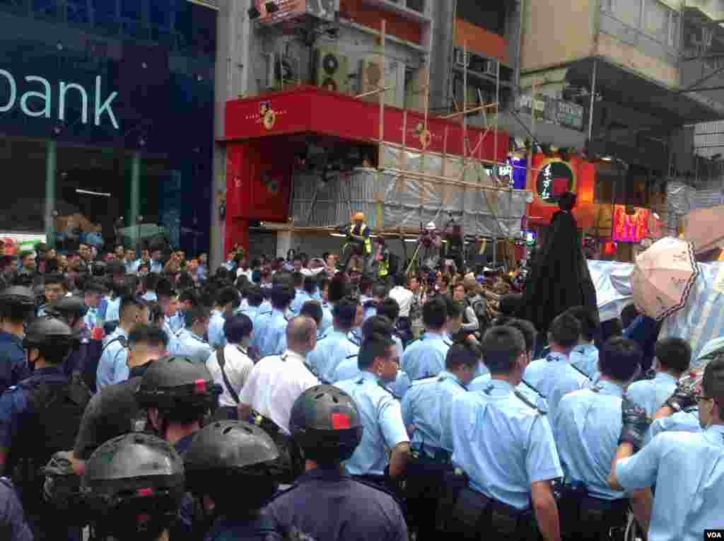香港警方星期三上午展開強行清場行動(美國之音海彥拍攝)。