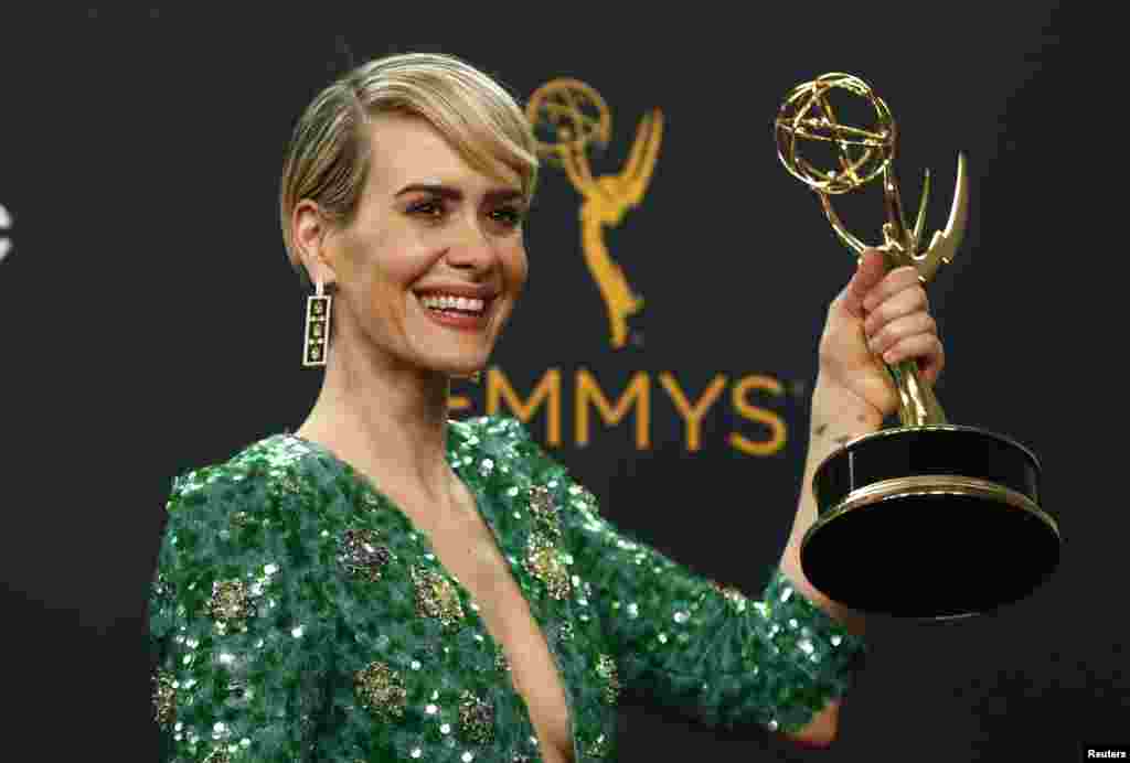 Aktris Sarah Paulson dengan piala aktris terbaik untuk mini seri dalam "The People v. O.J. Simpson: American Crime Story" (18/9). (Reuters/Mario Anzuoni)