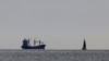 Kapal kargo AS yang membawa bantuan untuk Gaza berlayar dari Larnaca, Siprus, pada 9 Mei 2024. (Foto: Reuters/Yiannis Kourtoglou)