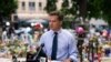 El senador del estado de Texas, Roland Gutiérrez, habla durante una conferencia de prensa en una plaza del pueblo en Uvalde, Texas, el 2 de junio de 2022.
