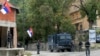 Kosovski policajci na kontrolnom punktu blizu manastira Banjska (Foto: AP/Visar Kryeziu)