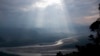 ARCHIVO - La luz del sol se filtra a través de las nubes, iluminando el río Apurímac y región rica en minerales, en Pichari, Perú.