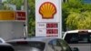 Automovilistas hacen fila para cargar gasolina a sus autos en una gasolinera de la compañía Shell, el 17 de junio de 2022, en Miami, EEUU.