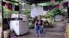 Alida Arteaga, una paciente de cáncer de seno, sentada en su casa en Marare, Venezuela. 