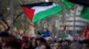 Seorang anak laki-laki mengibarkan bendera Palestina di tengah demonstrasi mendukung warga Palestina dan menyerukan gencatan senjata segera di Gaza, di Barcelona, Spanyol, 20 Januari 2024. (Foto: AP)