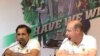 سرفراز احمد اور مکی آرتھر صحافیوں سے گفتگو کر رہے ہیں۔ (فائل فوٹو)