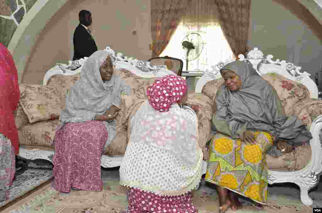 A'isha Buhari Tana Yiwa Uwar Gidan Maitama Sule Gaisawa