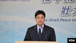 陆委会副主委邱垂正2017年6月8日在记者会上谈台美关系 （美国之音记者申华 拍摄）