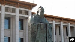 曾經矗立在北京國家博物館前的孔子雕像