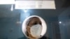 Una enfermera espera para vacunar a un grupo de ancianos con la vacuna Sputnik V COVID-19 en el hospital público Pérez Carreño en Caracas, el 9 de abril de 2021.