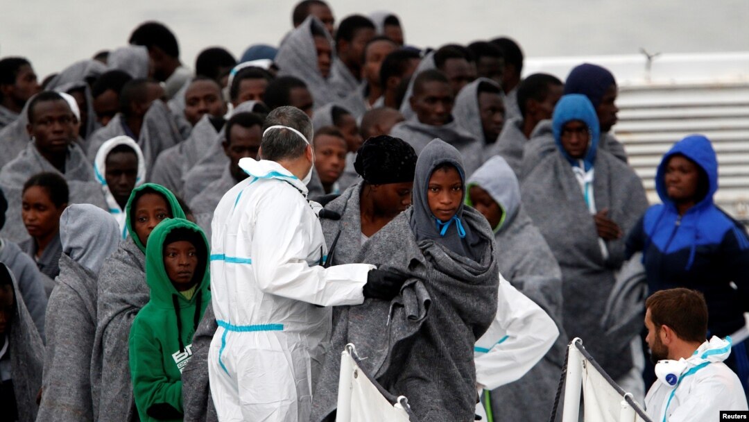 Arhiva - Migranti se iskrcavaju sa broda italijanske Obalne straže Dićioti u sicilijanskoj luci Katanija, Italija, 16. novembra 2016.