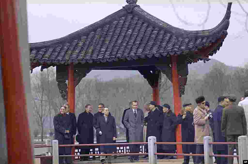 1972年2月26日中国总理周恩来陪美国总统尼克松游览杭州西湖。据报道, 在尼克松到来前,东海舰队的20人来到西湖,来回两次扫雷,没发现湖底有危险物;为了避开尼克松的西湖行,杭州安排学校和单位延迟下课或下班。